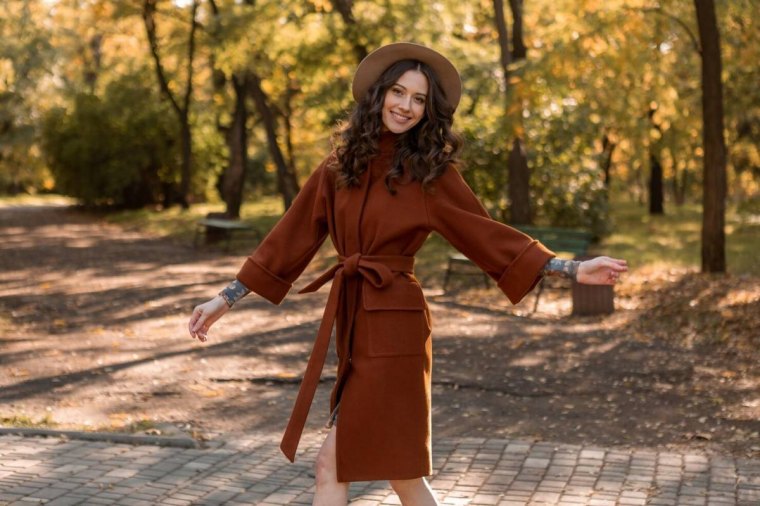mode automne 2023 capeline beige manteau long couleur marron ceinture