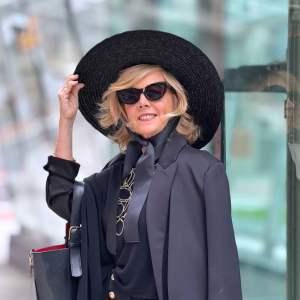 mode automne 2024 pour femme de 60 ans total look noir