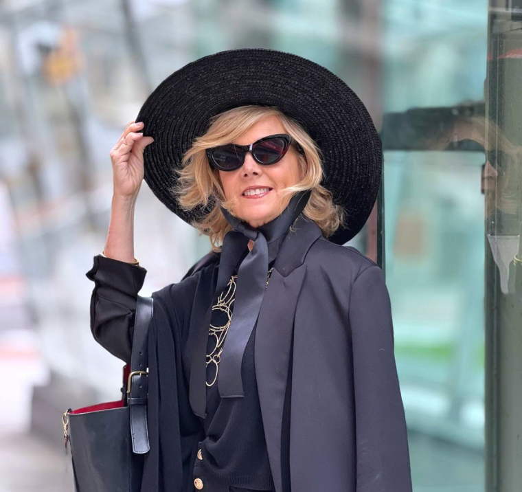 mode automne 2024 pour femme de 60 ans total look noir