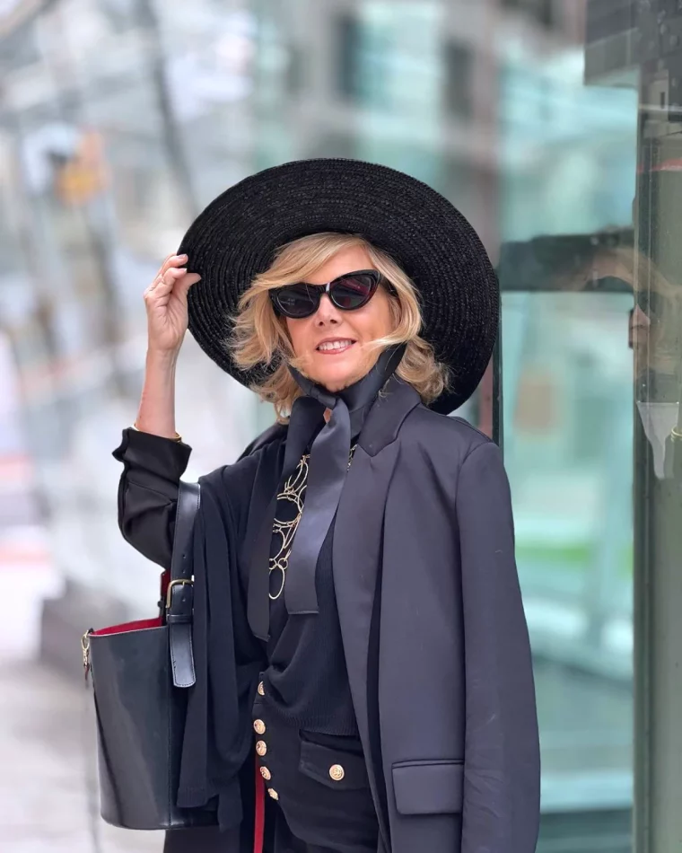 mode automne 2024 pour femme de 60 ans total look noir