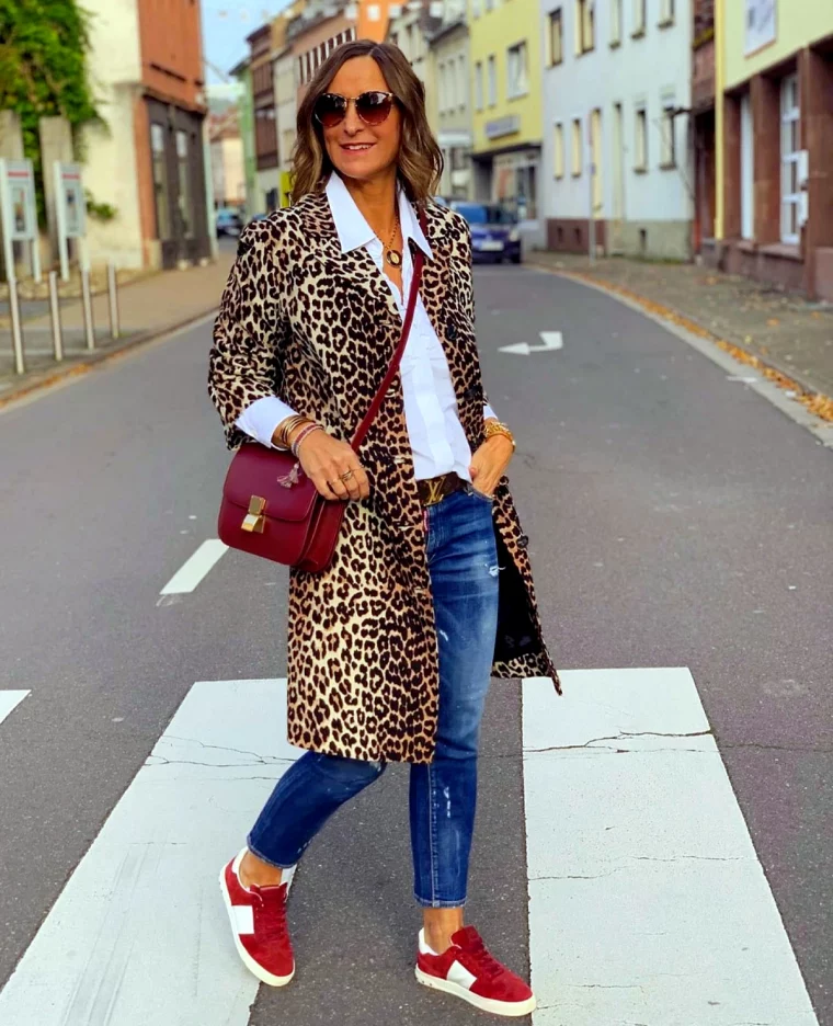 mode automne femme 50 ans loos dans la rue avec un panteau long en imprime leopard