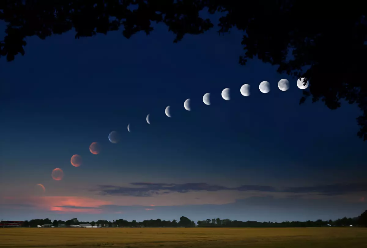 paysage etendu avec toutes les phases de la lune sur un seul plan du ciel