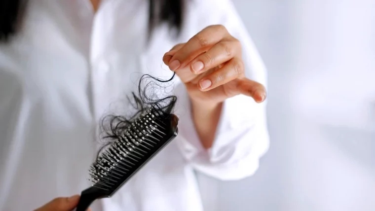 perte de cheveux remedes naturelles brosses main de femme