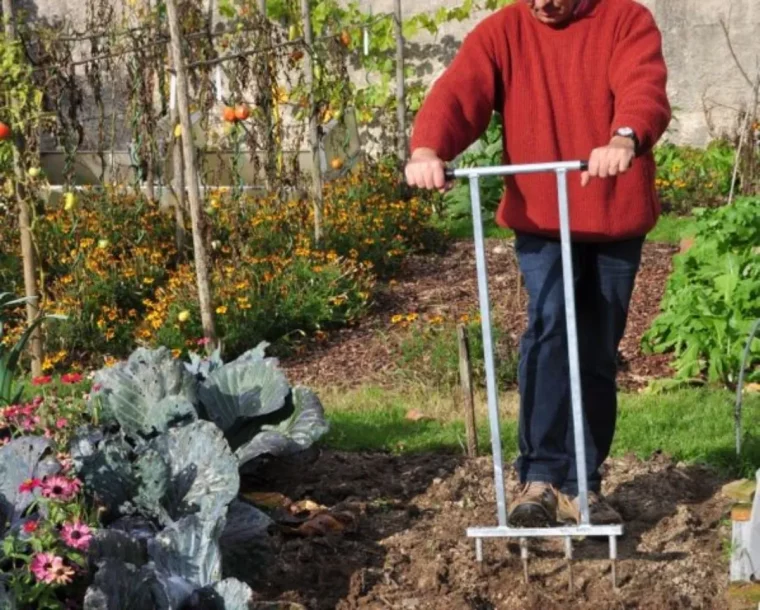 potager quand et pourquoi faut il retourner la terre en hiver decompacter