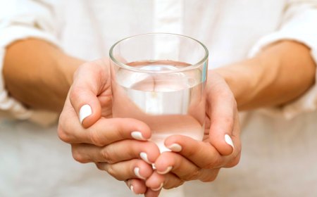 pourquoi boire de l eau avant de se laver verre dans une main