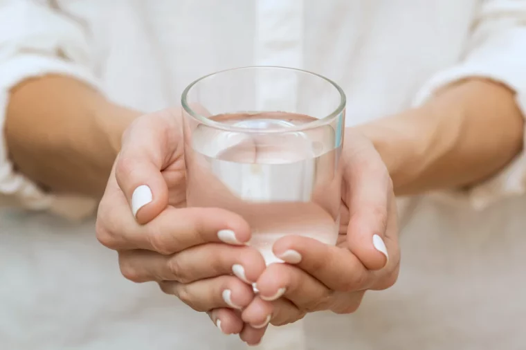 pourquoi boire de l eau avant de se laver verre dans une main