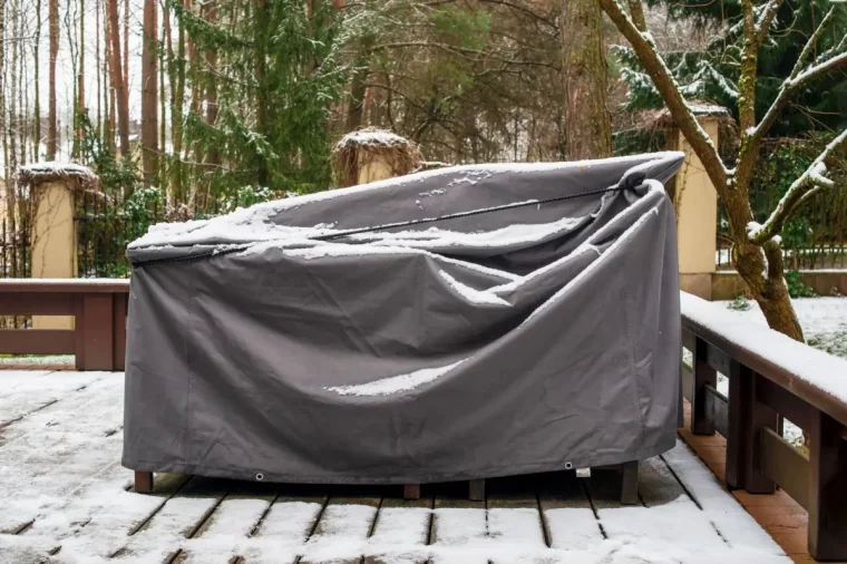 protection toile housse impermeable neige terrasse en bois jardin hiver