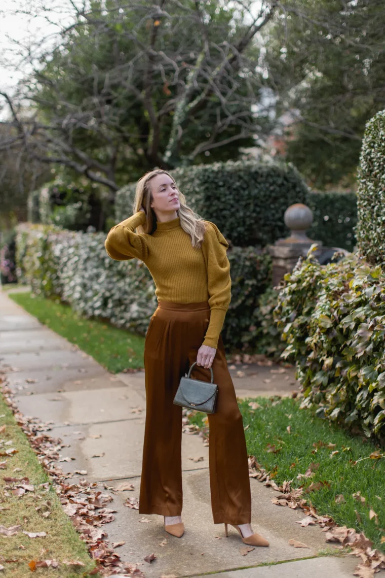 pull couleur jaune moutarde pantalon taille haute marron chaussures talons