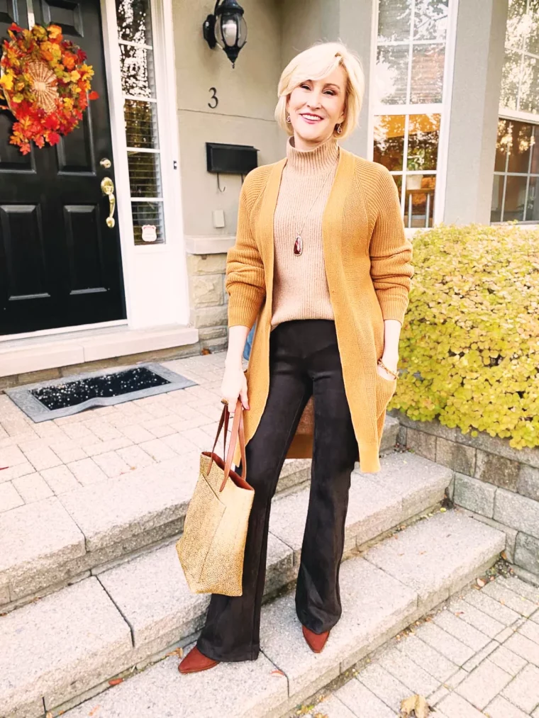 pull et gilet orange et marron pantalon gris anthracite chaussures à talon marron