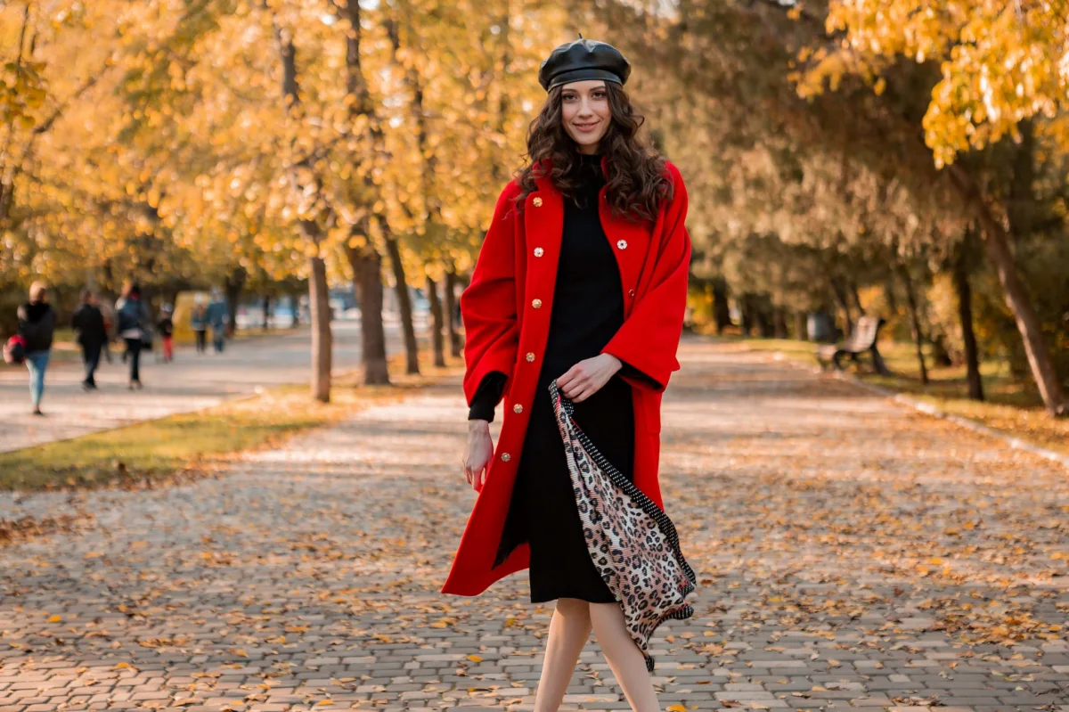 robe au genou noire casquette manteau rouge vif