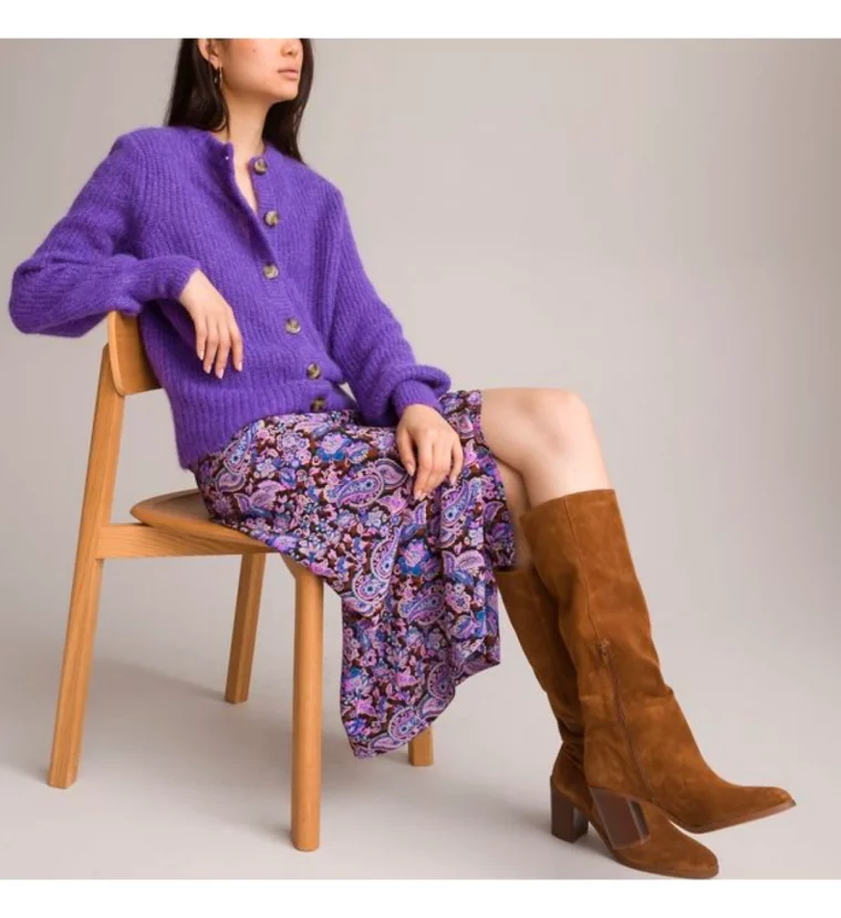 robe boheme violette avec un gilet bottes marrons