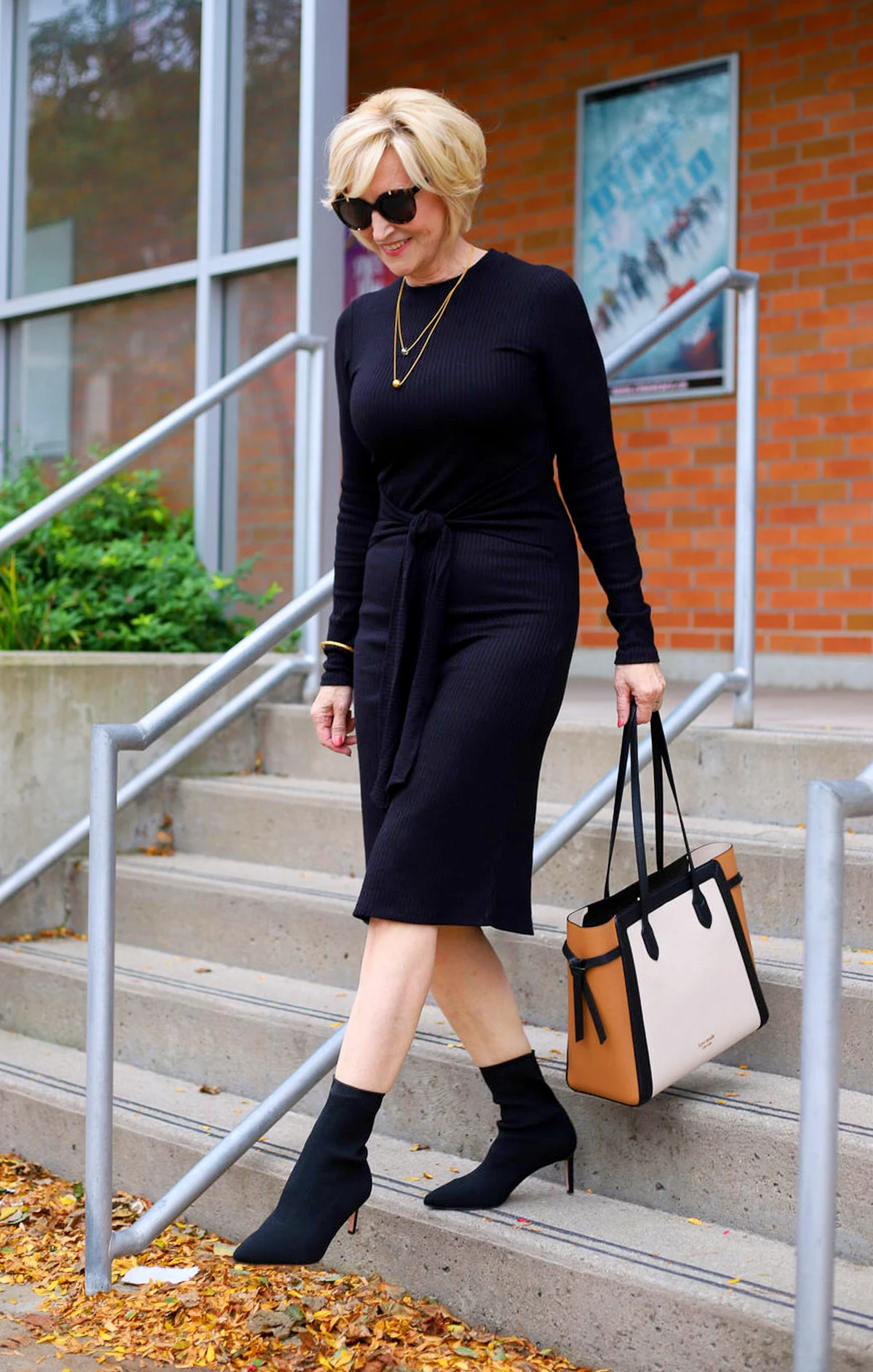 robe noire femme 50 ans bottines noires style
