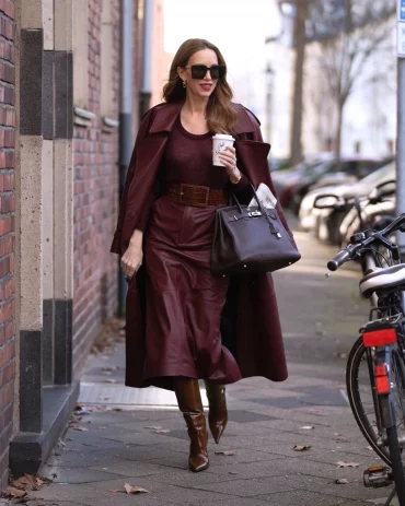 tendance mode 50 ans femme en cuir bordeaux