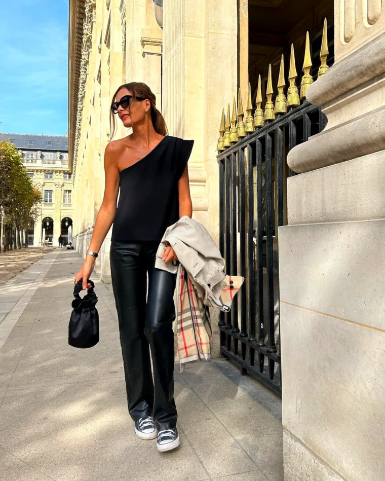 tendance une epaule tenue chic noir femme 50 ans