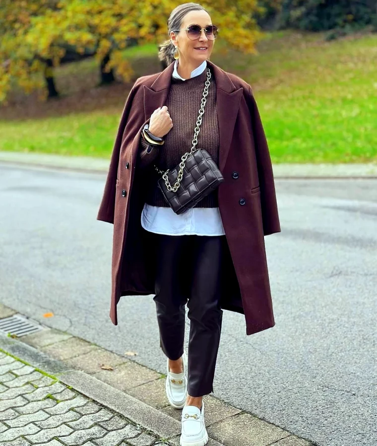 tenue chic decontracte femme 50 ans manteau longs avec pantalon en cuir