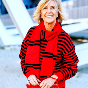 tenue chic et moderne femme 60 ans total look rouge