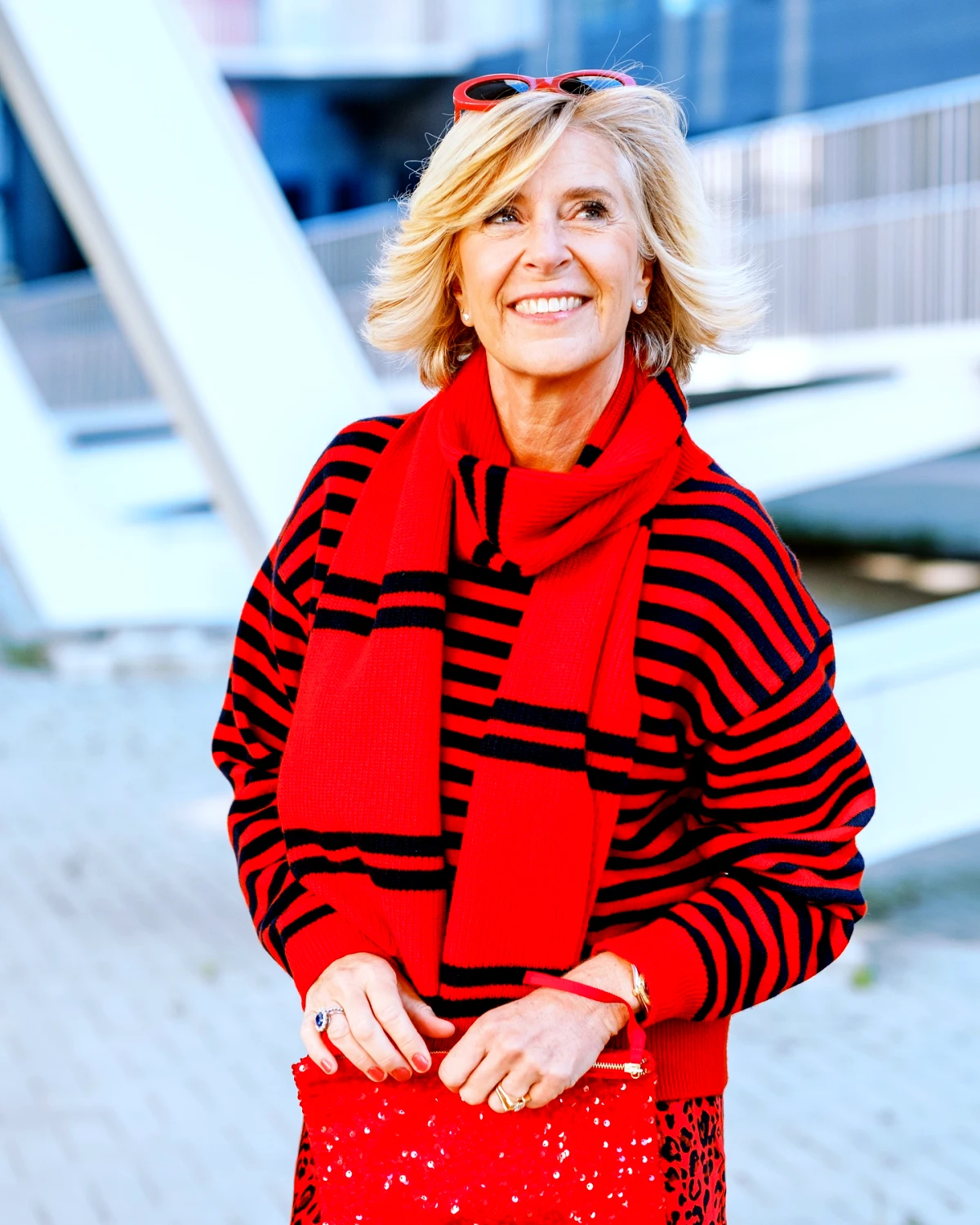 tenue chic et moderne femme 60 ans total look rouge