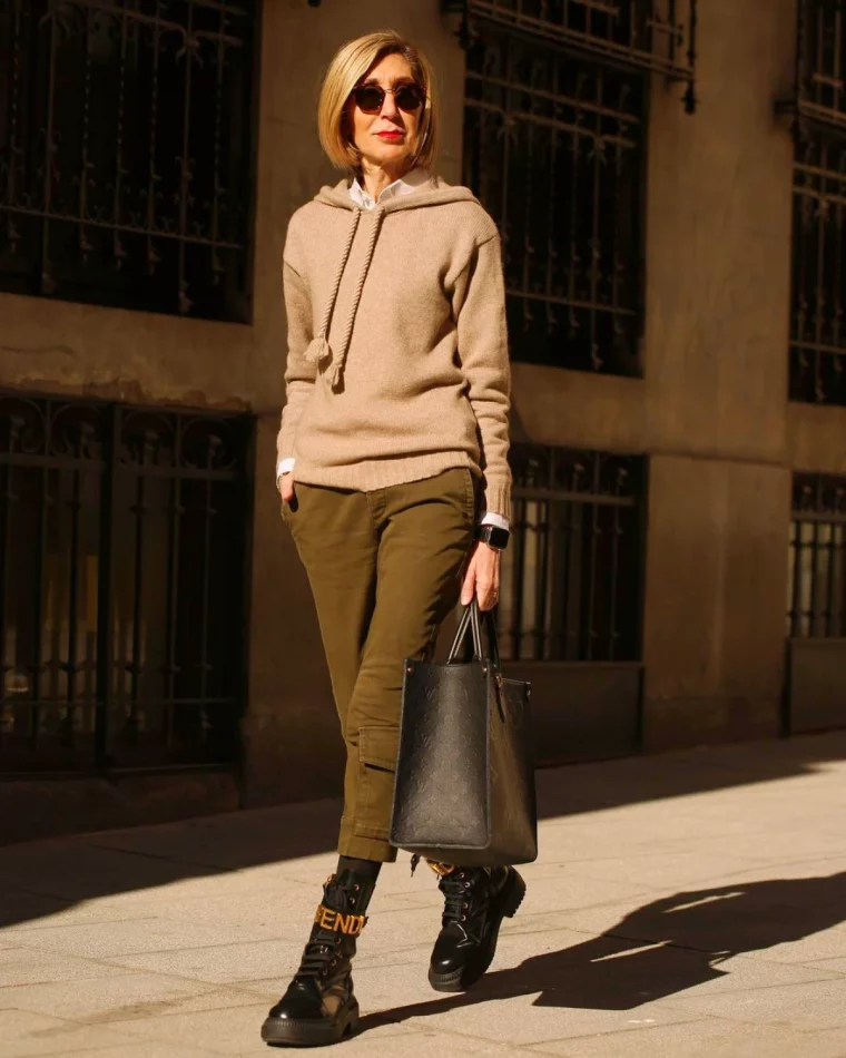 tenue d automne avec bottines noires modernes femme blonde 50 ans