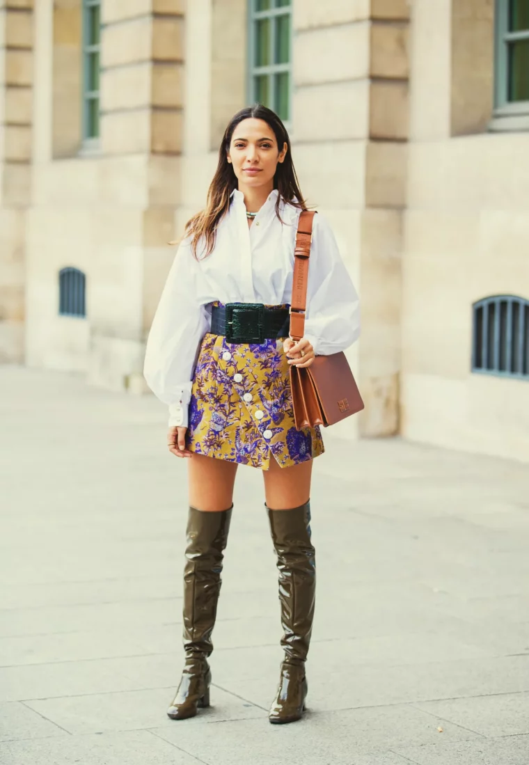 tenue femme chic look cuissarde jupe et chemise blanche ceinture noire et bottes longs noires