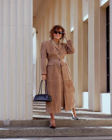 tenue moderne look femme 60 ans trench beige escarpins noirs