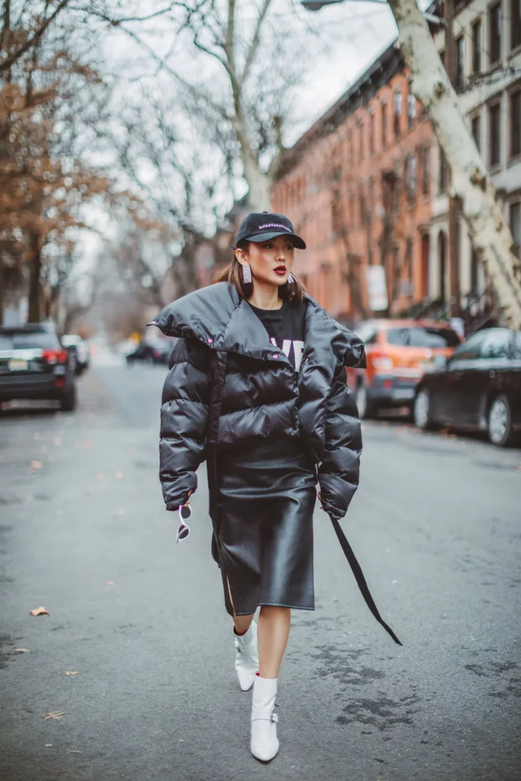 tenue noire jupe au genou en cuir noir bottines blanches