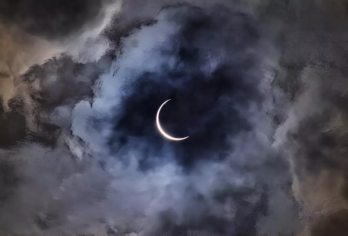 vue centree sur le croissant fin de la lune entoure de nuages
