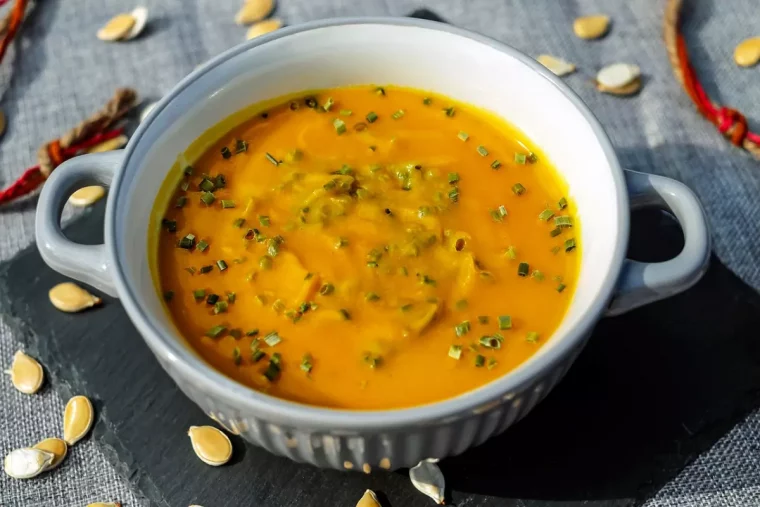 vue de dessus de la soupe a la citrouille avec des graines tout autour