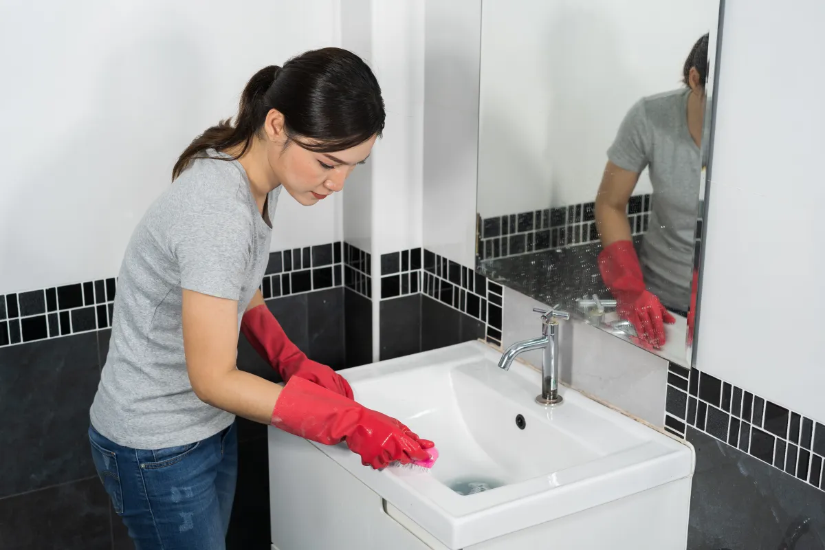 À quelle fréquence faut il laver ou nettoyer les objets et les endroits les plus sales dans la maison femme auxgantsrouges