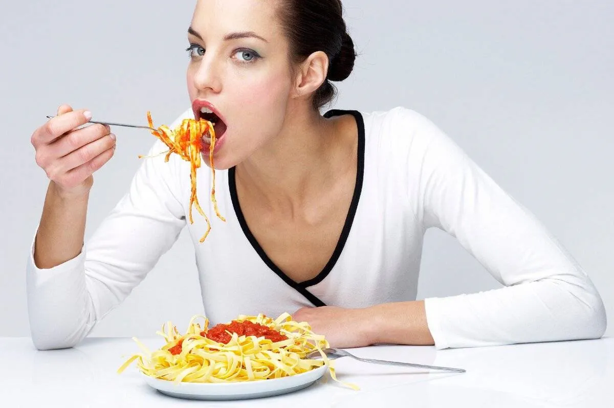 pourquoi bien mastiquer femme mange spagetti