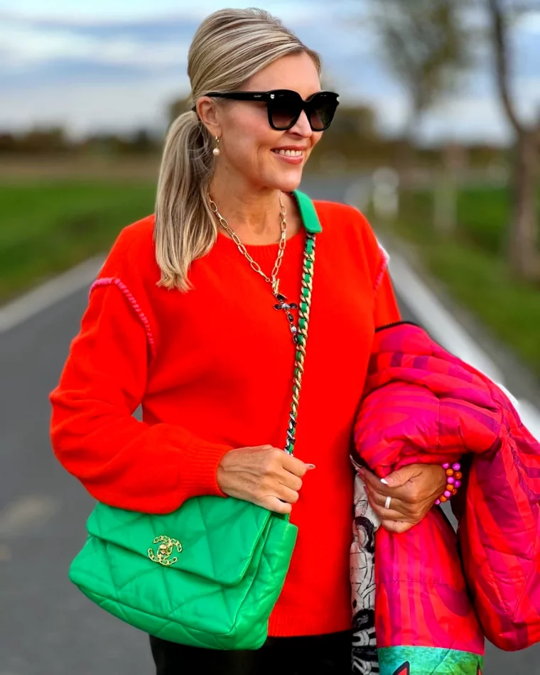 avec quelle couleur porter un pull rouge sac vert femme blonde