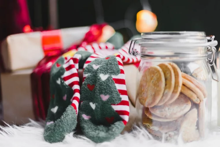 bocal en verre rempli de cookies noel biscuits chaussettes motifs coeurs sapin