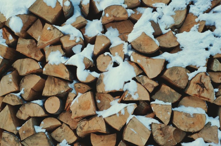 bois de chauffage qui a pris la pluie et la neige vomment bien le stocker