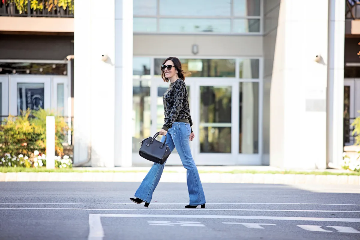 bottes noires jeans bleu classique sac a main noir