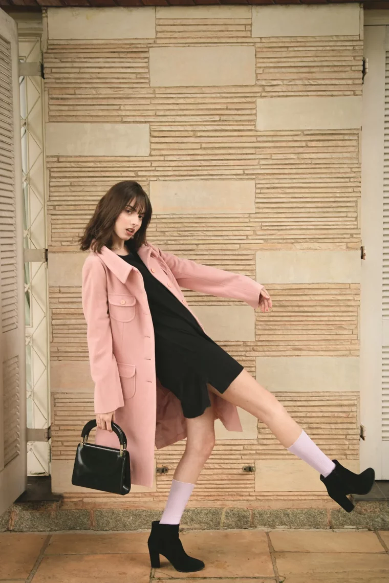 bottines en daim noir robe noire et manteau rose