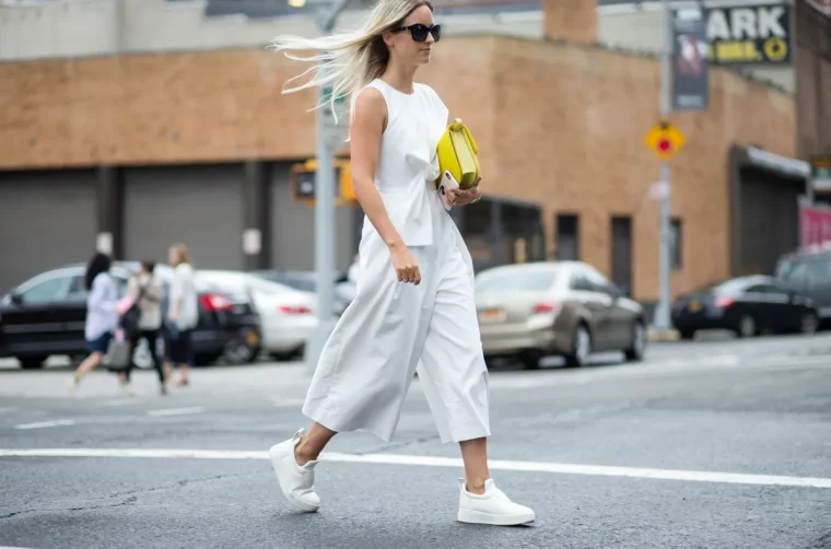 chaussures de sport blanches et tenue blanche