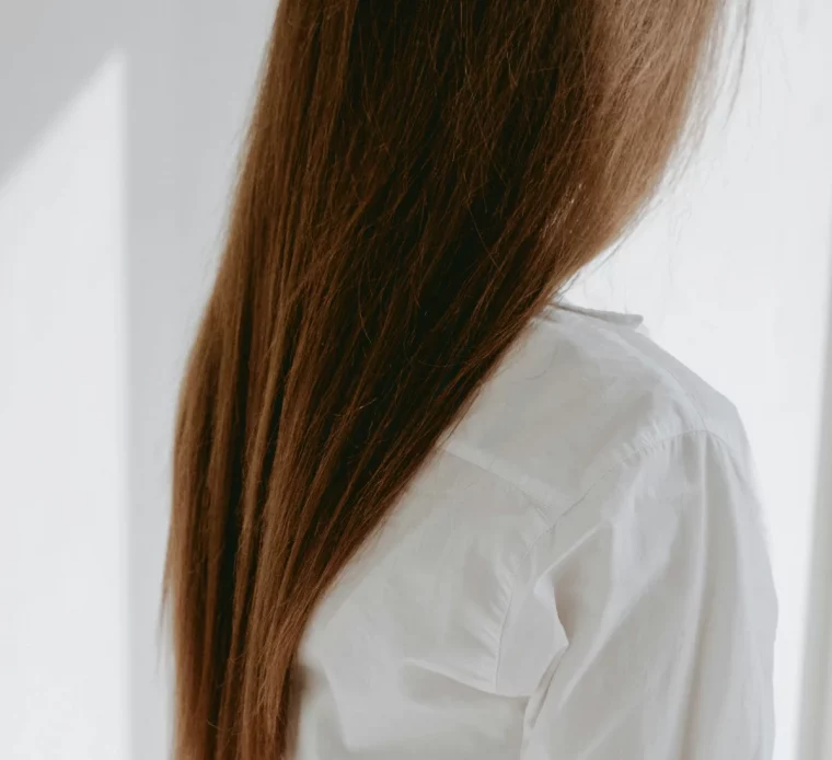 cheveux longs lisses traitement botox capillaire chemise blanche femme