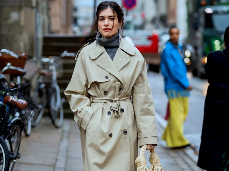 comment bien choisir son manteau en fonction de la silhouette trench beige femme