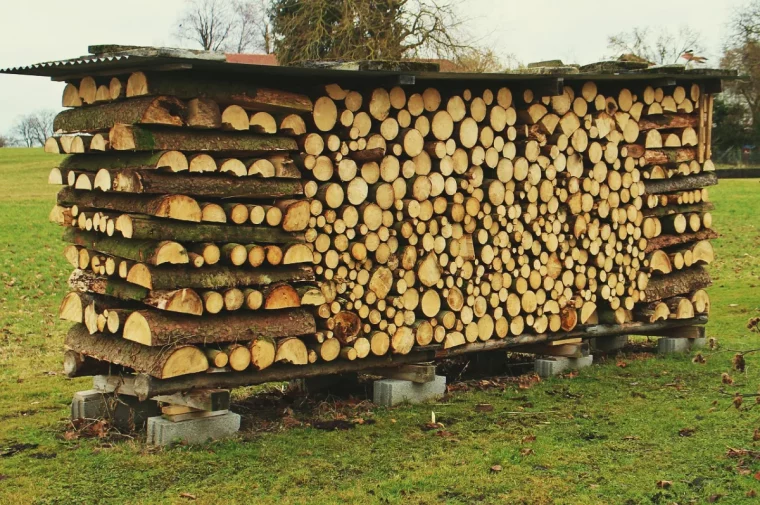 comment bien stocket son bois de chauffage à l extérieur sous arbis en tôle