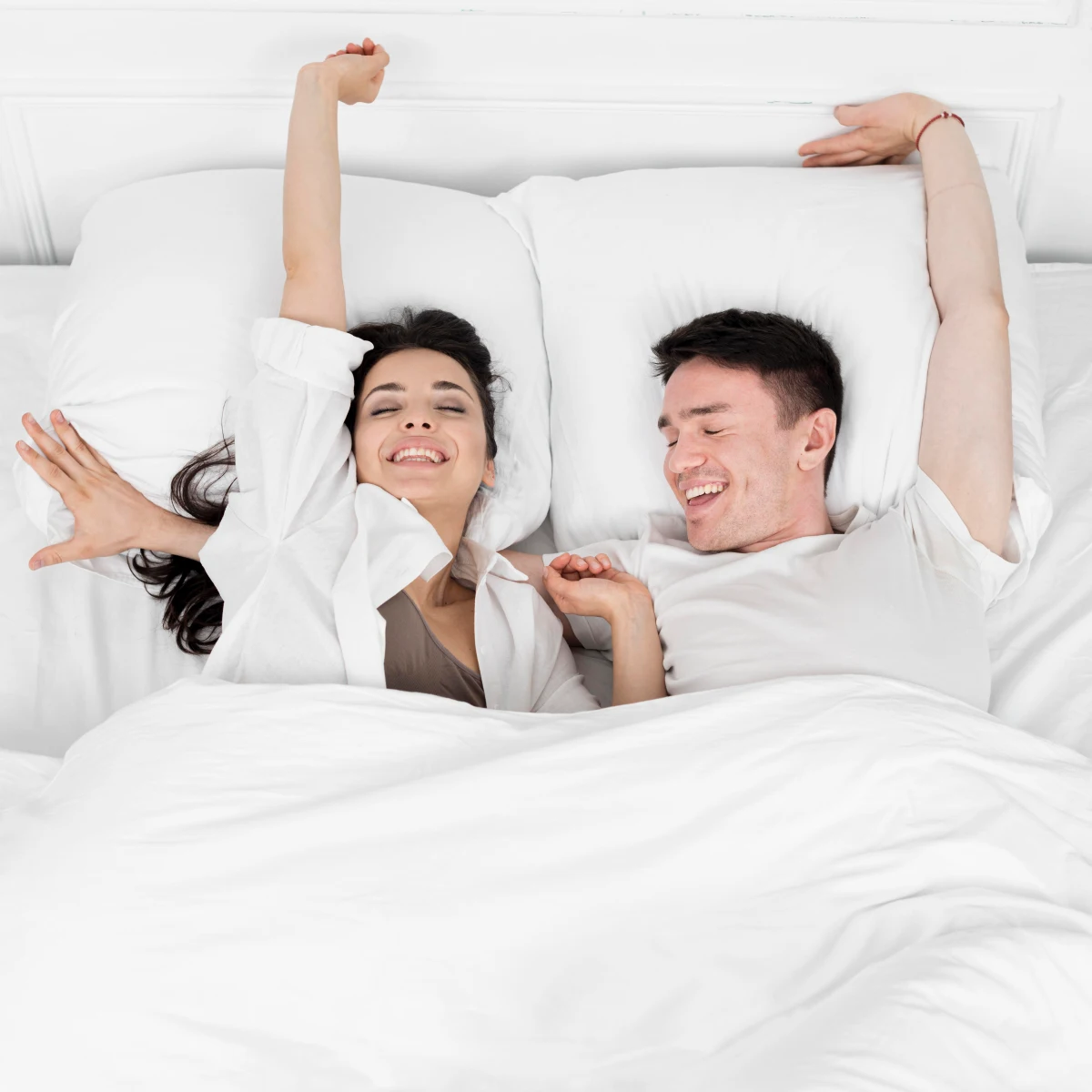 comment choisir un bon matelas couple dans lit draps blancs