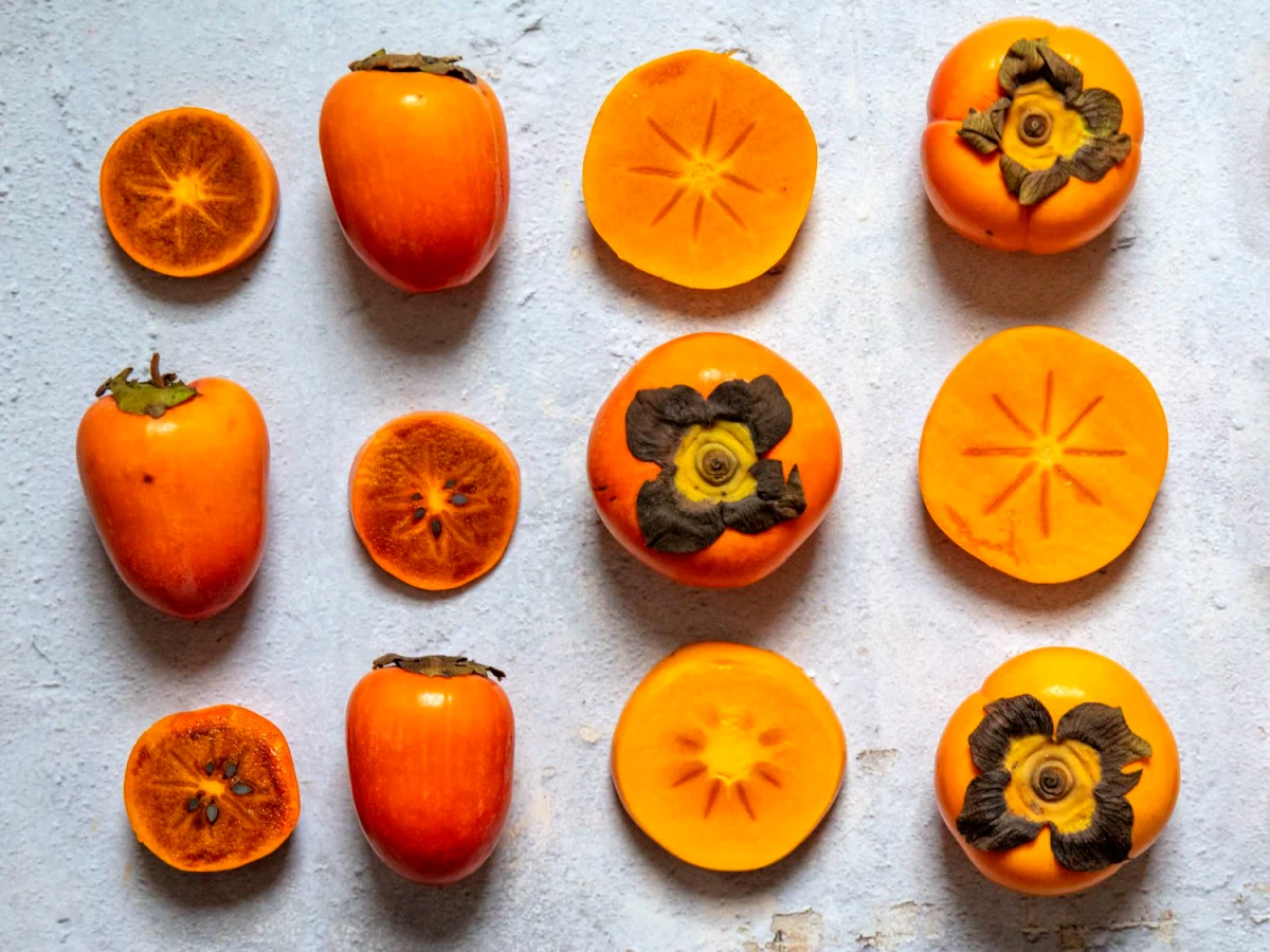 comment conserver un kaki fruits oranges sur mur blanc
