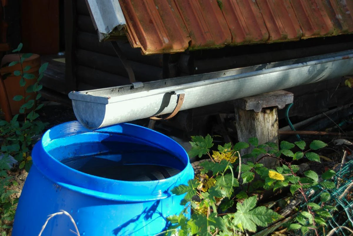 comment garder l eau de pluie propre bidon bleu gouttiere toit