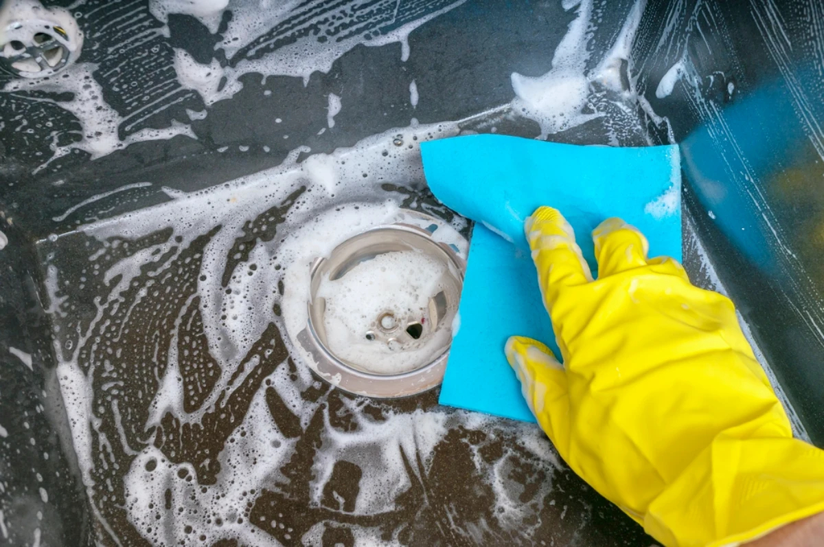 comment nettoyer efficacement un evier noir eponge bleue gant jaune