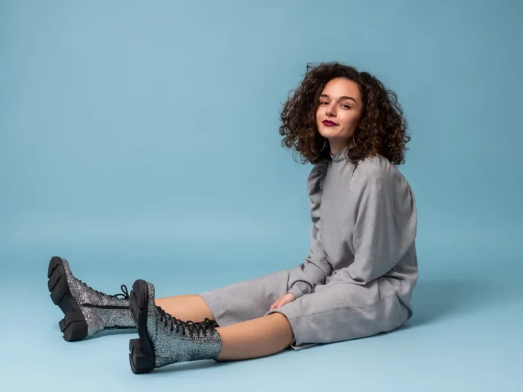 comment porter des bottines avec une robe chemise tendance