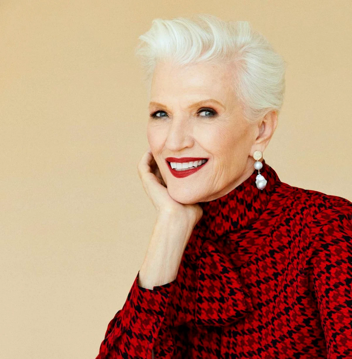 comment porter la couleur rouge apres 50 ans femme cheveux blancs