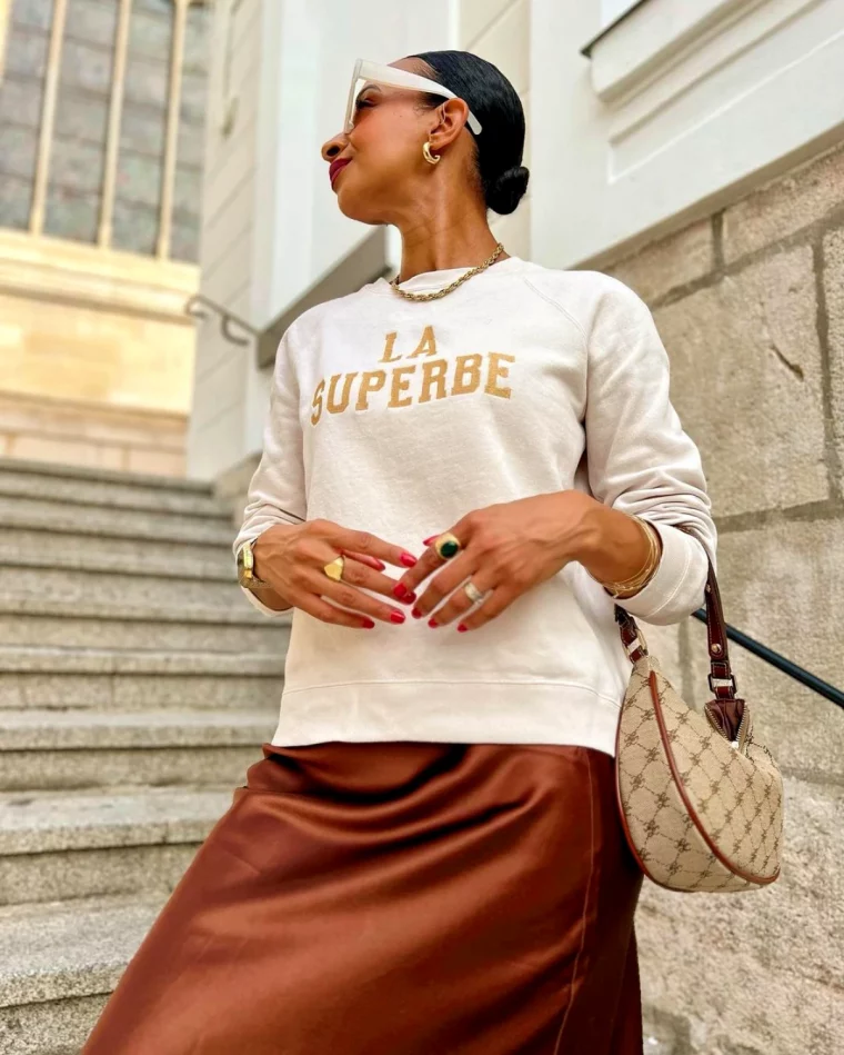 comment porter un sweat avec une jupe marron bijoux