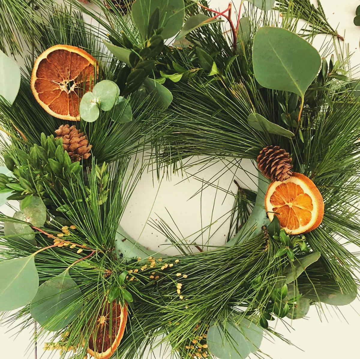 couronne de noel à faire soi meme avec des branches de pin eucalyptus rondelles d orange et pommes de pin couronne de noel à faire soi meme avec des branches de pin eucalyptus rondelles d orange et pommes de pin