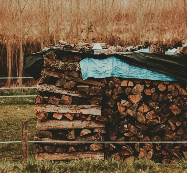 couvrir le bois de chauffage d une bache idée ranger bois de chauffage