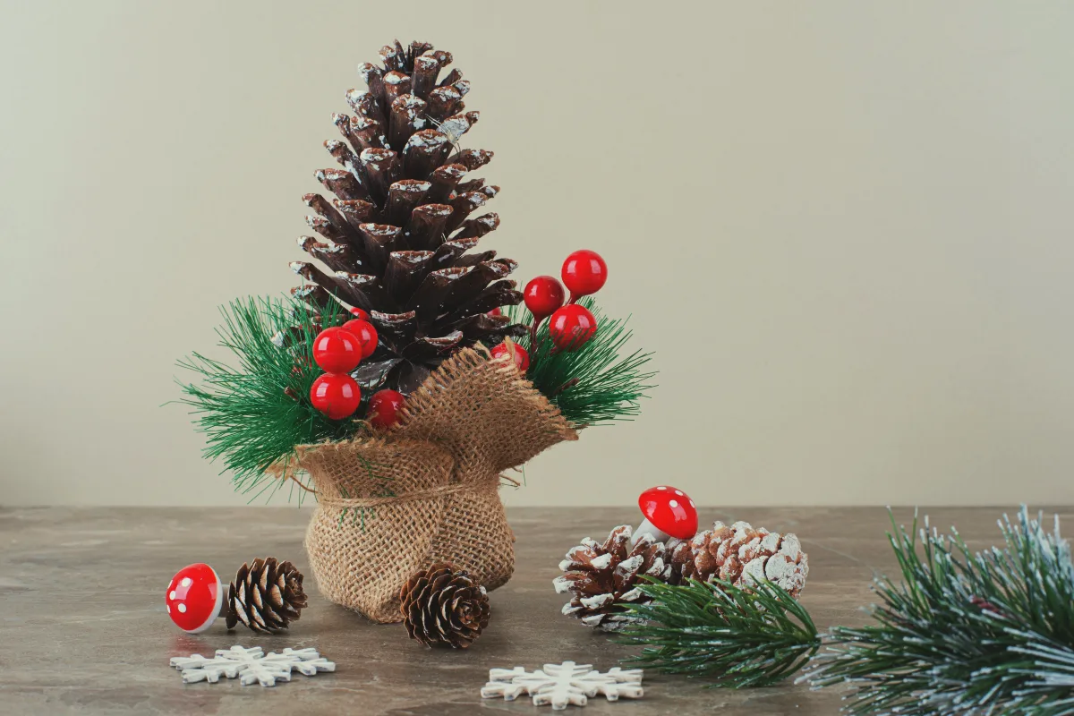 Décoration avec des pommes de pin pour Noël – 5 bricolages simples comme bonjour