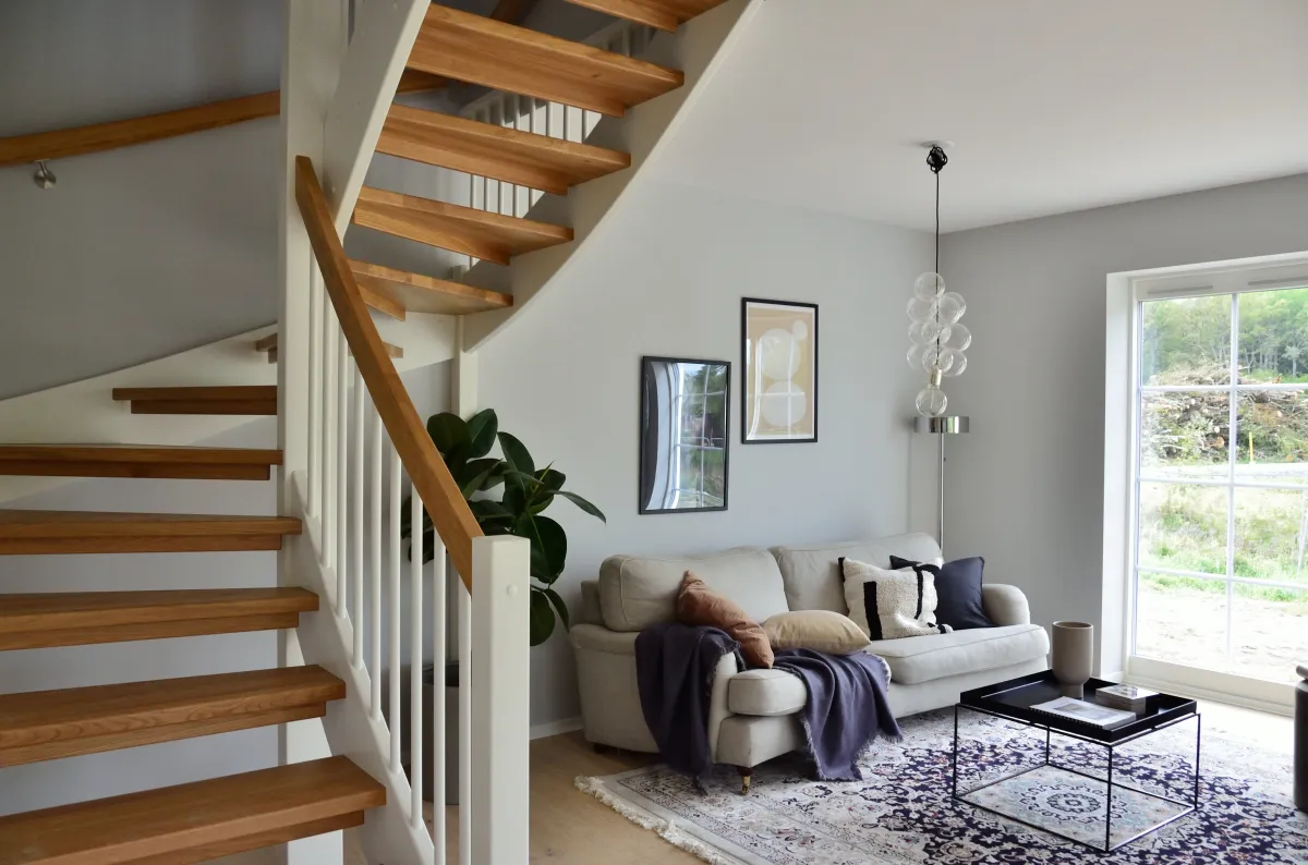 deco salon gris et blanc cocooning escalier en bois