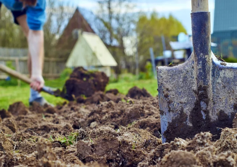 decompacter la terre avant l hiver pelle